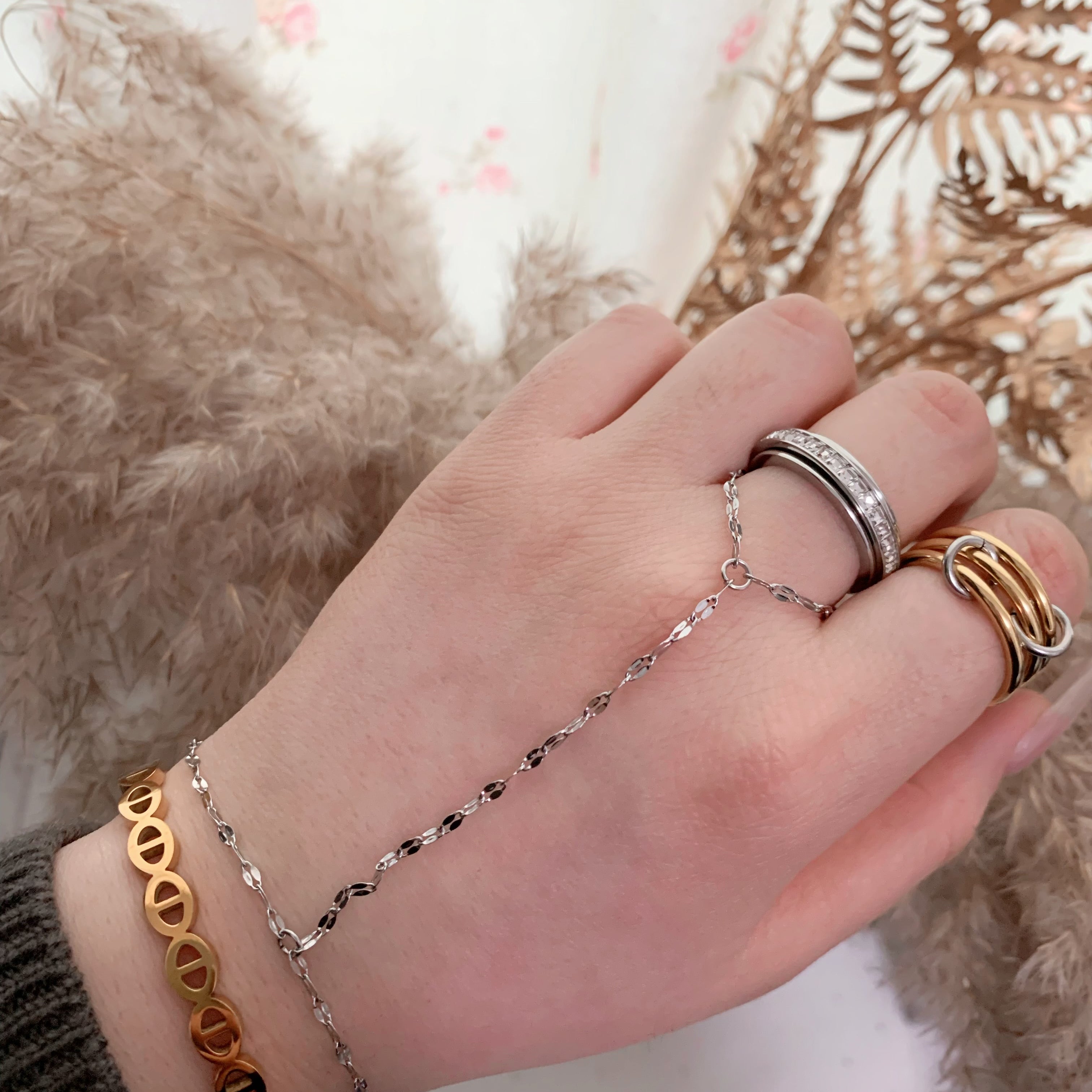 Hailey Hand Chain Bracelet - camillaboutiqueshop