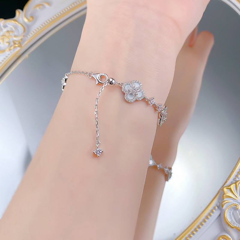 Funkelndes Kleeblatt-Armband