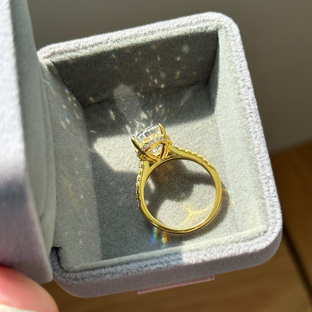 Klassischer Solitärring mit ovalem Halbpavé im Crushed Ice-Schliff – Weiß