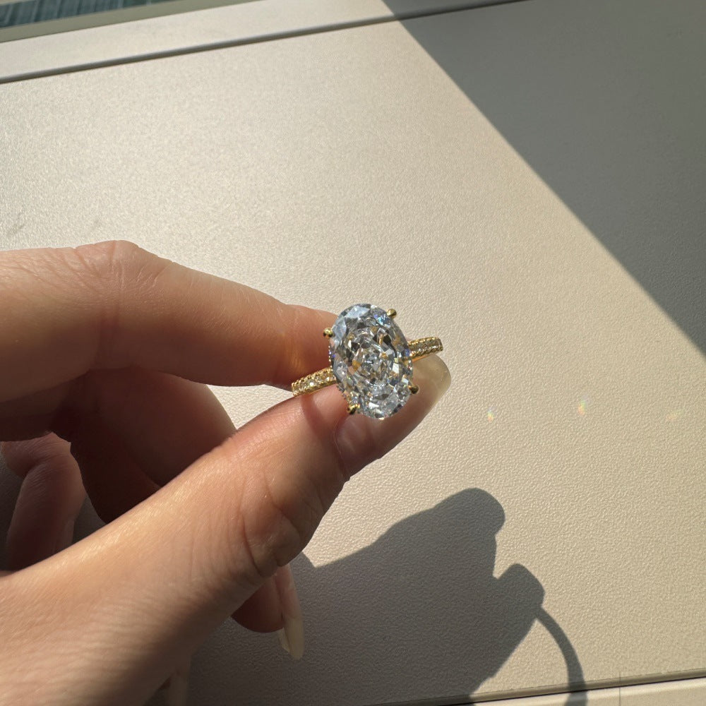 Klassischer Solitärring mit ovalem Halbpavé im Crushed Ice-Schliff – Weiß