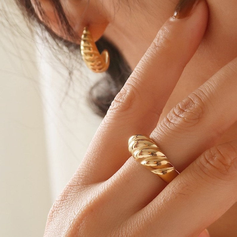 GOLD CROISSANT RING